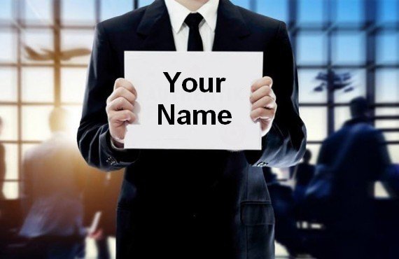 Chauffeur VTC à l’aéroport de Nice accueillant un client avec une pancarte personnalisée