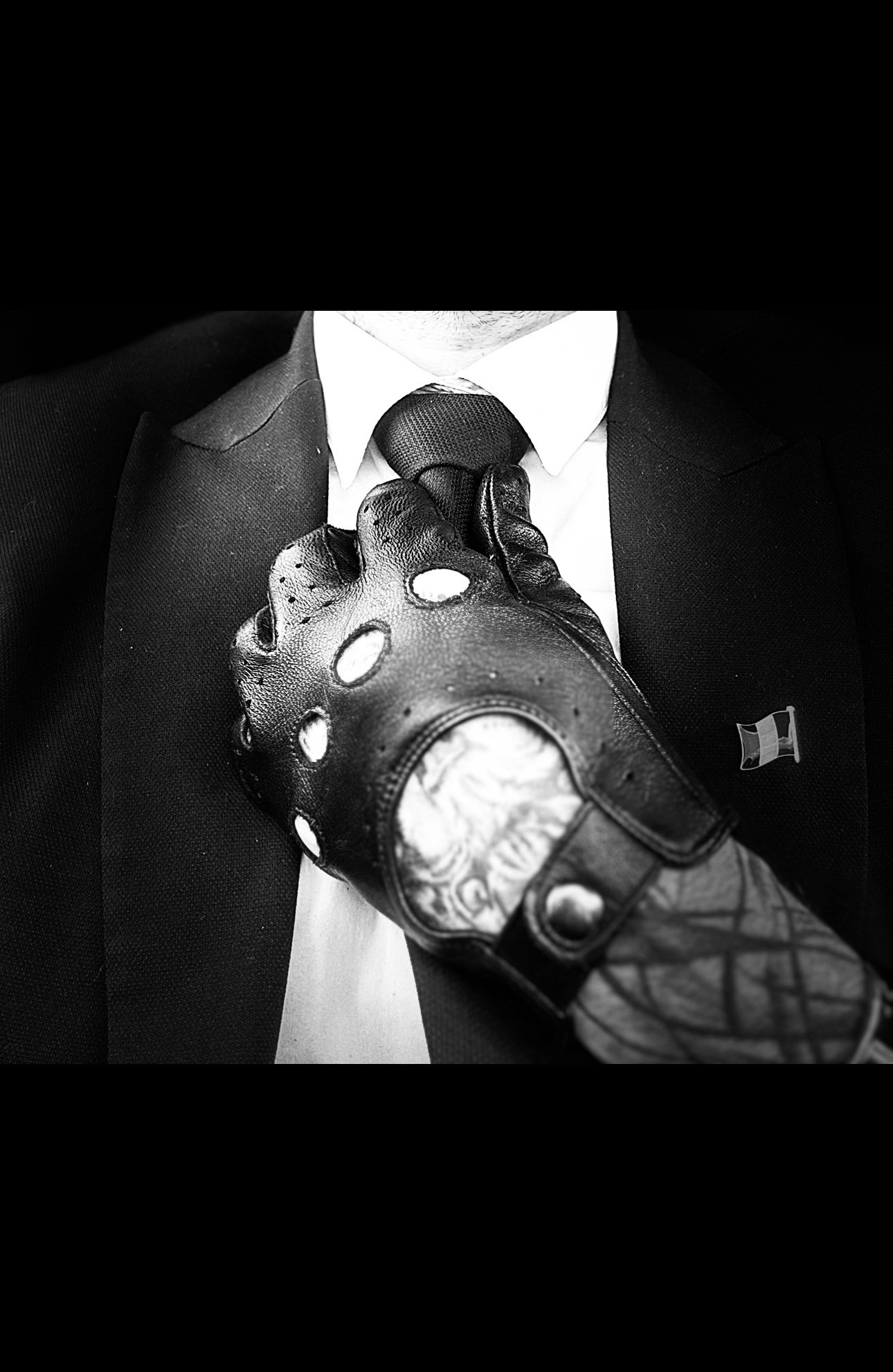 Chauffeur privé à Nice en costume cravate et gants noirs – Service VTC haut de gamme Côte d’Azur
