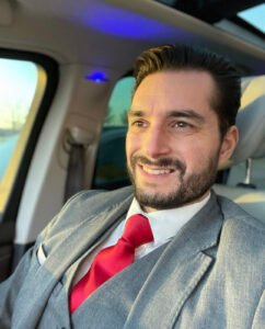 Chauffeur privé à Nice en costume cravate rouge – CONTACT VTC AB
